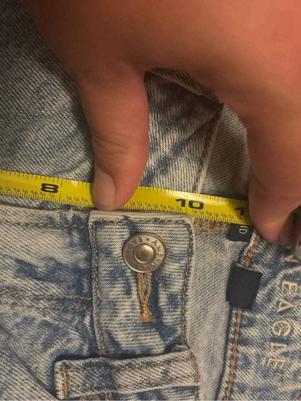 American Eagle Strigid light wash ripped denim mom jean, size 4